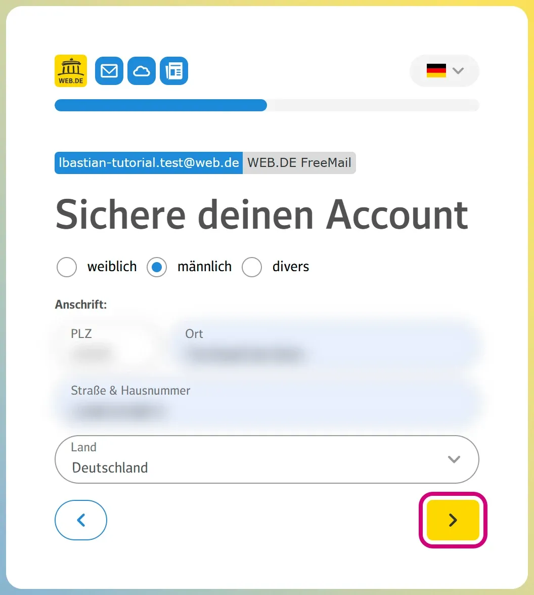 Das Formular „Sichere deinen Account“ mit Geschlecht und Anschrift. Die Anschrift ist im Bild unkenntlich gemacht.