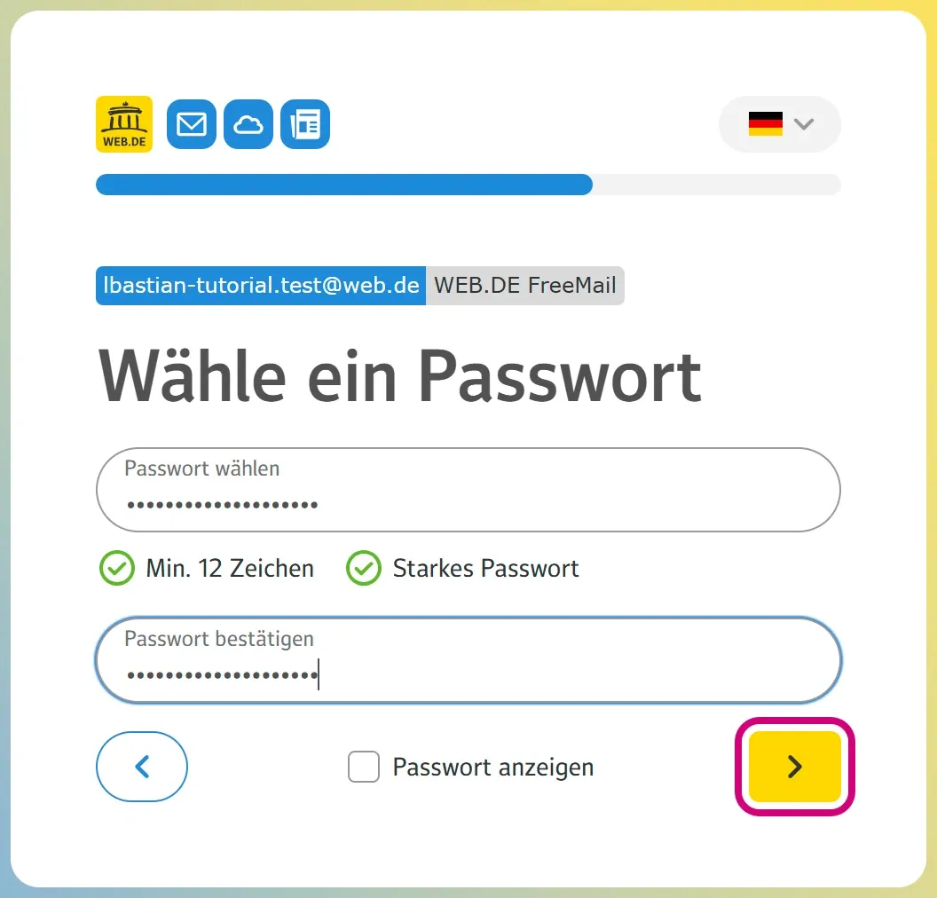 Das Formular „Wähle ein Passwort“ mit zwei Passwortfeldern voller Punkte. Darunter grüne Haken bei „Min. 12 Zeichen“ und „Starkes Passwort“, der gelbe Pfeil ist markiert.