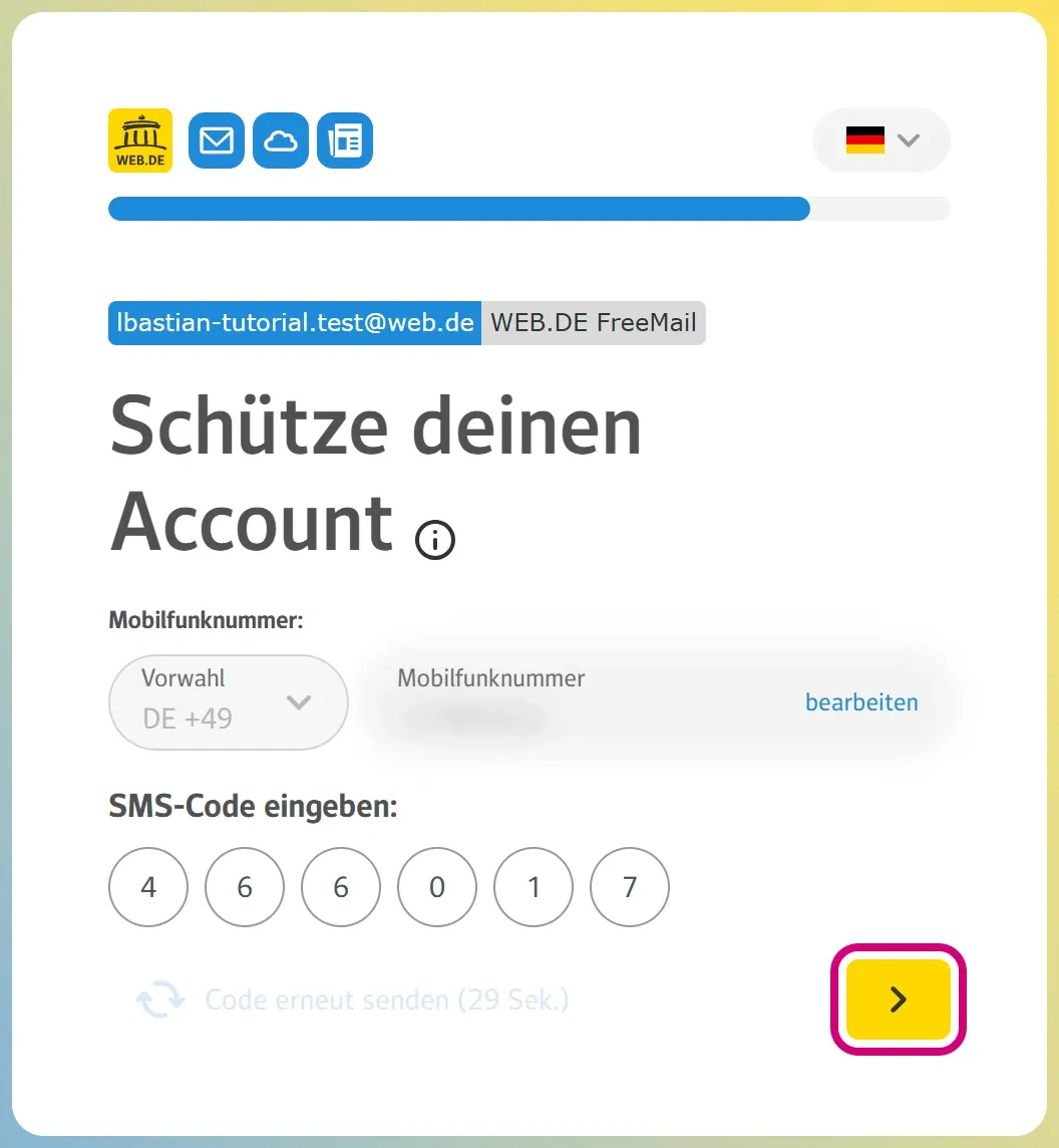 Die Seite „Schütze deinen Account“: oben die Handynummer, im Bild unkenntlich gemacht, darunter sechs Kästchen mit dem SMS-Code. Der gelbe Pfeil ist markiert.